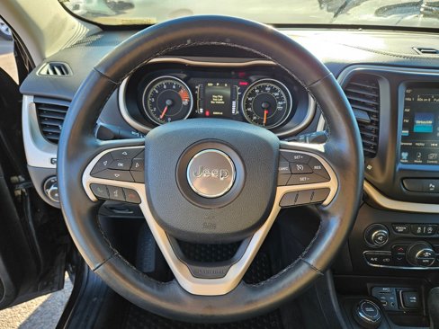 Used 2016 Jeep Cherokee Latitude w/ Comfort/Convenience Group image 16