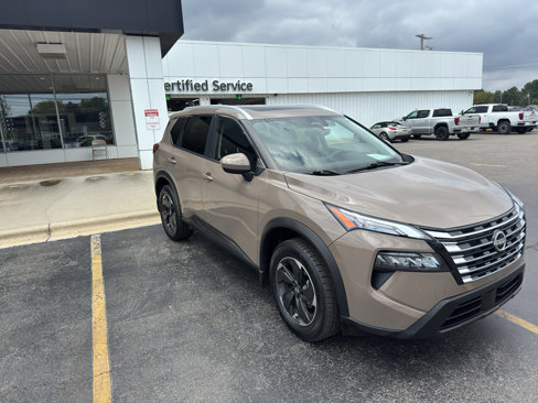 Used 2024 Nissan Rogue SV w/ SV Premium Package image 3