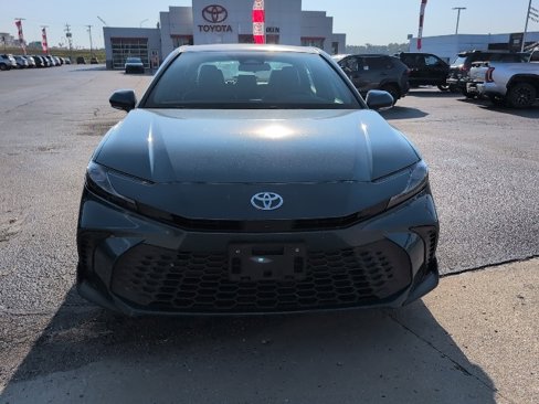 Used 2025 Toyota Camry SE image 3