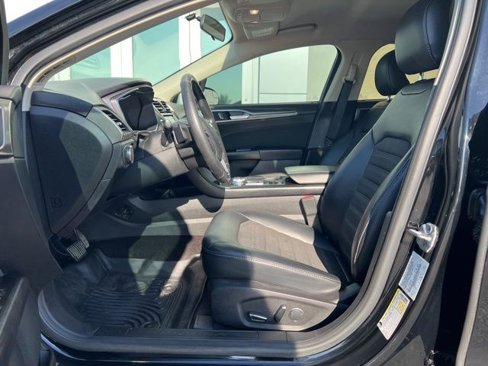 Used 2017 Ford Fusion SE w/ Equipment Group 201A image 6