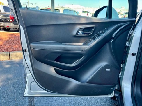 Used 2016 Chevrolet Trax LT w/ LT Sun and Sound Package image 11