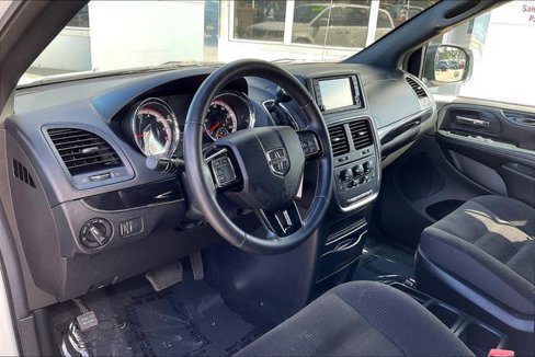Used 2018 Dodge Grand Caravan SE image 13