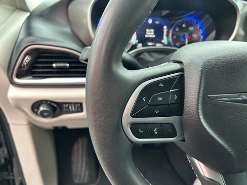 Used 2023 Chrysler Pacifica Touring-L image 18