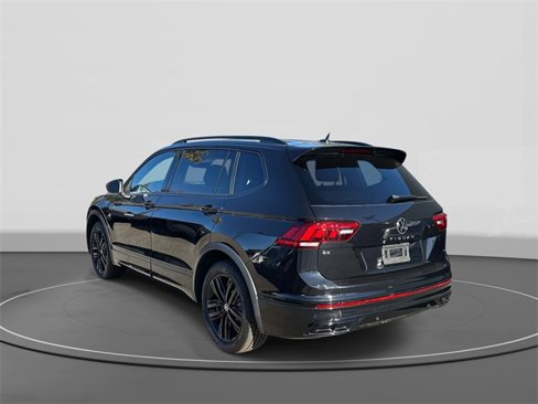 Certified 2022 Volkswagen Tiguan SE R-Line image 4