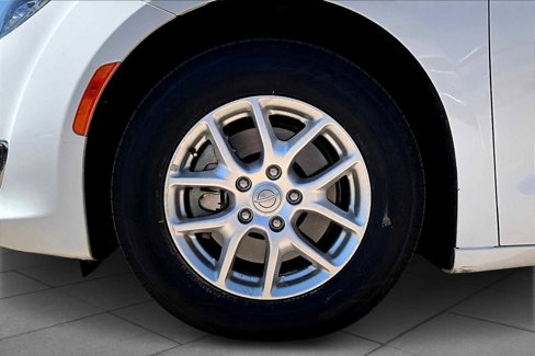 Used 2020 Chrysler Pacifica Touring-L image 9