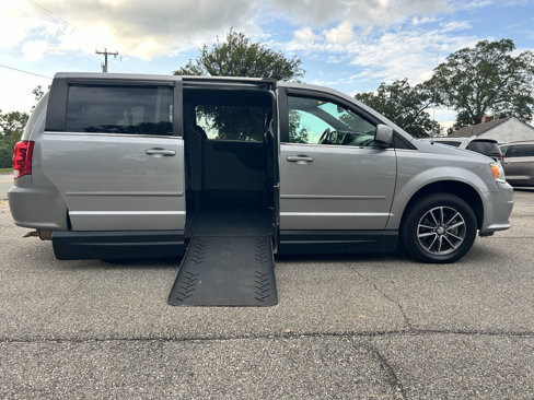Used 2017 Dodge Grand Caravan SXT w/ Rear Park Assist Package image 4