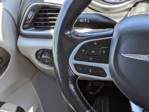 Used 2021 Chrysler Pacifica Touring-L image 25