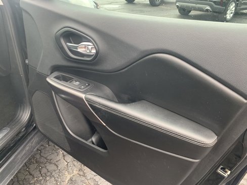 Used 2019 Jeep Cherokee Limited image 11