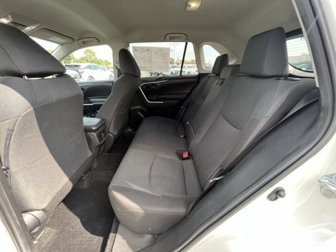 Used 2022 Toyota RAV4 LE image 9