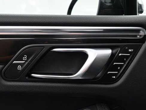 Used 2025 Porsche Macan image 18