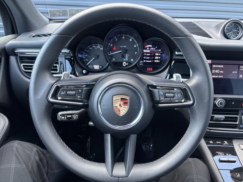 Certified 2025 Porsche Macan image 12