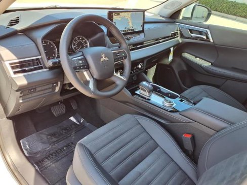 New 2025 Mitsubishi Outlander SE image 12