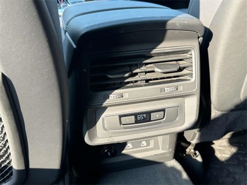 Used 2022 Audi Q8 Premium image 15