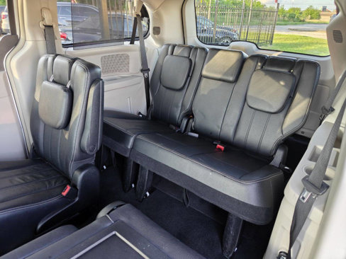 Used 2011 Chrysler Town & Country Touring-L image 16