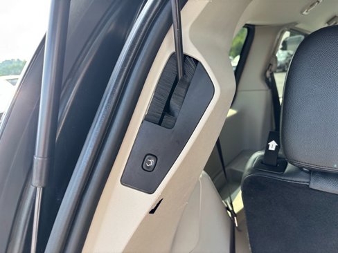 Used 2016 Chrysler Town & Country Touring image 24