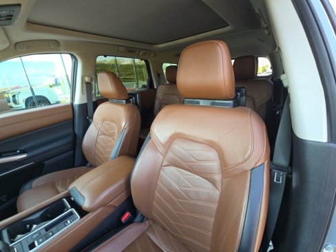 Used 2022 Nissan Pathfinder Platinum w/ Cargo Package image 11