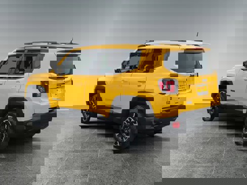 Used 2023 Jeep Renegade Latitude image 3