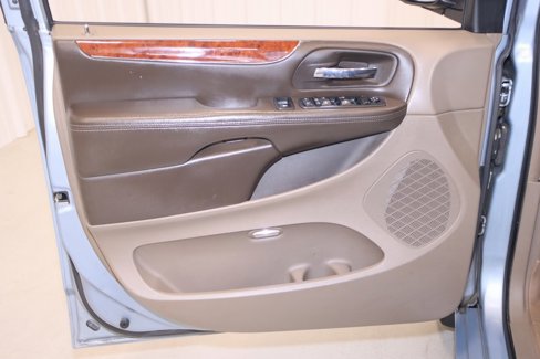 Used 2013 Chrysler Town & Country Touring image 10