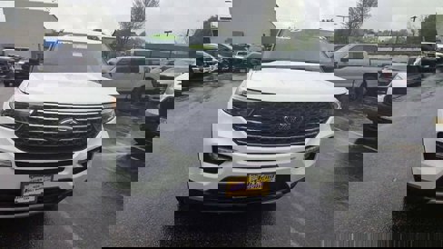 Certified 2022 Ford Explorer XLT w/ Equipment Group 202A image 3