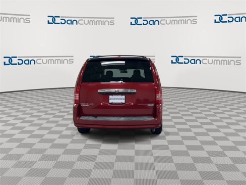Used 2010 Chrysler Town & Country Touring image 7