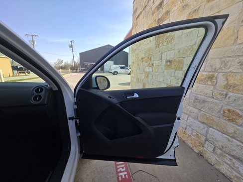 Used 2017 Volkswagen Tiguan Limited w/ Premium Package image 8