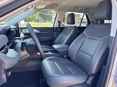 New 2025 Ford Explorer Active image 8