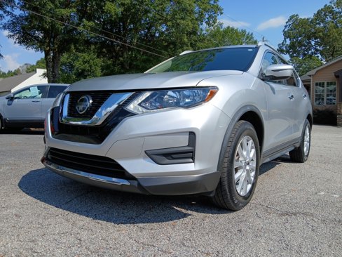 Used 2018 Nissan Rogue SV image 2