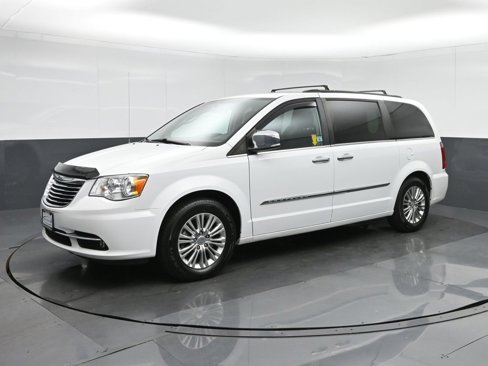 Used 2015 Chrysler Town & Country Touring-L w/ Driver Convenience Group image 3