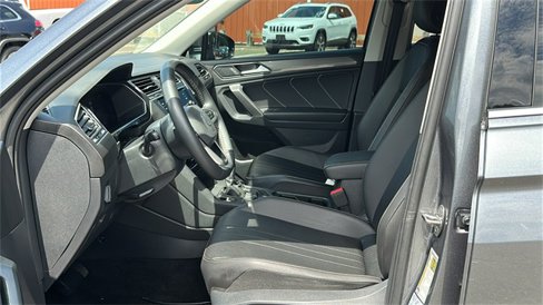 Used 2022 Volkswagen Tiguan SE image 10