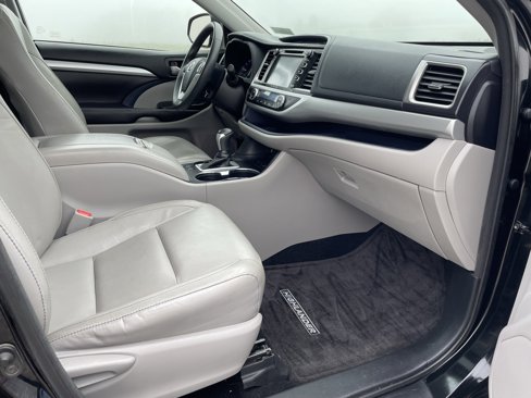 Used 2016 Toyota Highlander XLE image 18