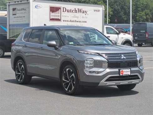 Used 2023 Mitsubishi Outlander SE image 3