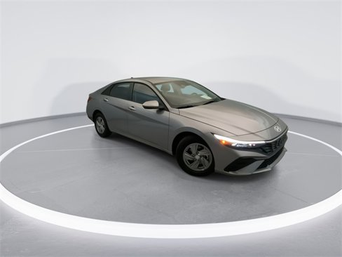 Used 2025 Hyundai Elantra SE image 6