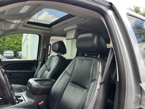 Used 2012 GMC Yukon XL SLT w/ SLT-2 Equipment Package image 22