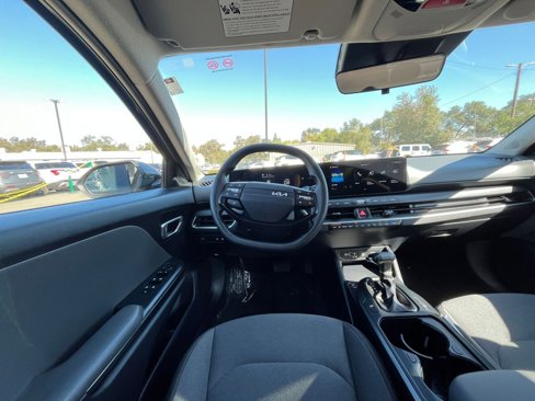 Used 2025 Kia K4 LXS image 32