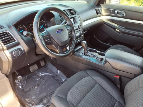 Used 2017 Ford Explorer XLT image 6