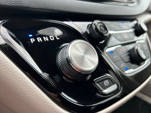 Used 2023 Chrysler Pacifica Touring-L image 26
