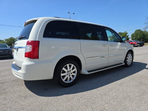 Used 2011 Chrysler Town & Country Touring-L w/ Driver Convenience Group image 4