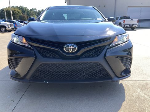 Used 2019 Toyota Camry SE image 2