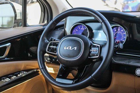 Used 2024 Kia Carnival EX image 19