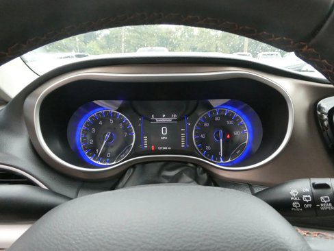Used 2018 Chrysler Pacifica Touring-L image 18