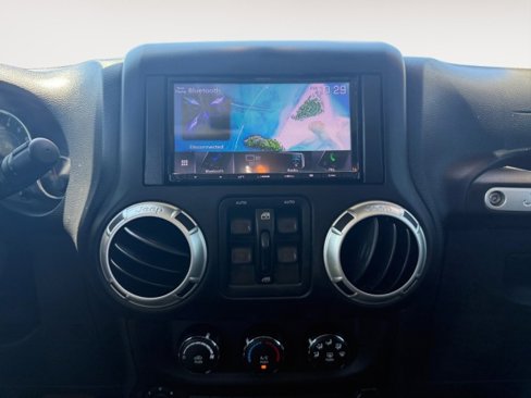 Used 2016 Jeep Wrangler Unlimited Rubicon w/ Connectivity Group image 4