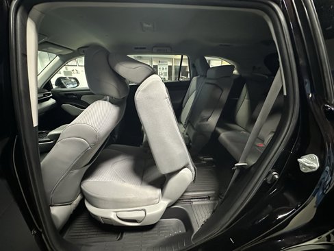 Used 2021 Toyota Highlander LE image 17