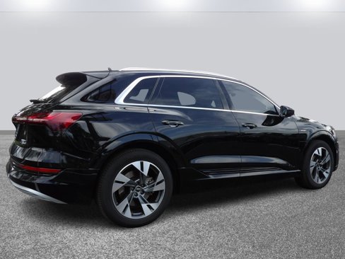 Used 2022 Audi e-tron Premium w/ Towing Package image 4