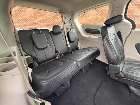 Used 2018 Chrysler Pacifica Touring-L image 20