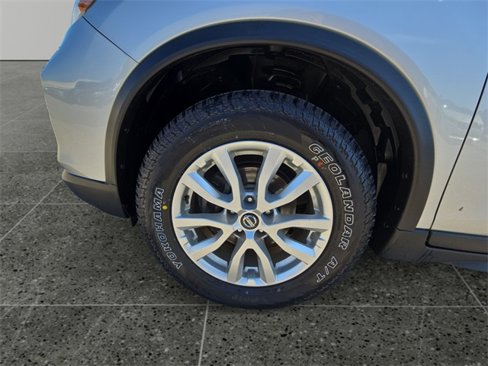 Used 2017 Nissan Rogue SV image 18