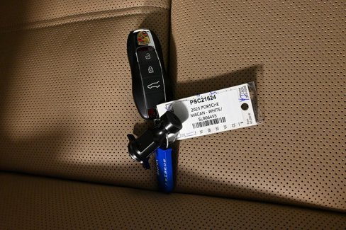 Certified 2025 Porsche Macan image 27