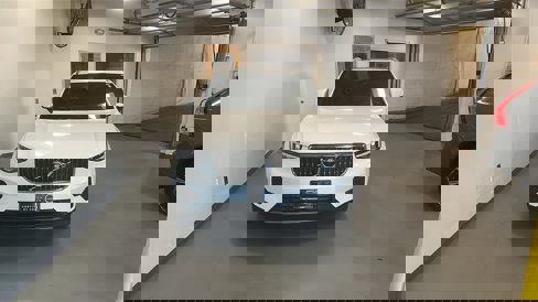 Certified 2025 Volvo XC40 B5 Core image 1