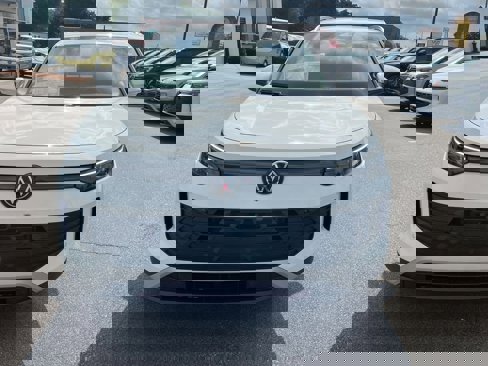 New 2025 Volkswagen Tiguan SE image 8