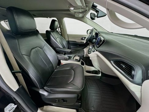 Used 2020 Chrysler Pacifica Limited image 30
