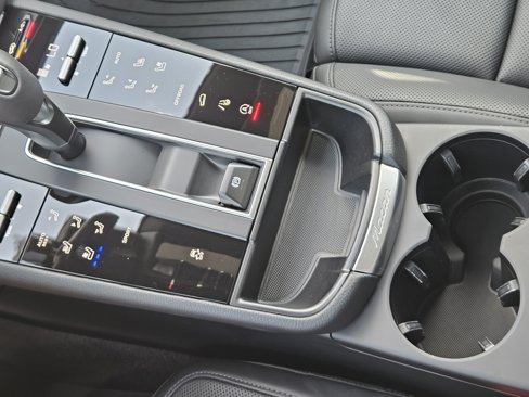 Certified 2025 Porsche Macan Turbo image 21